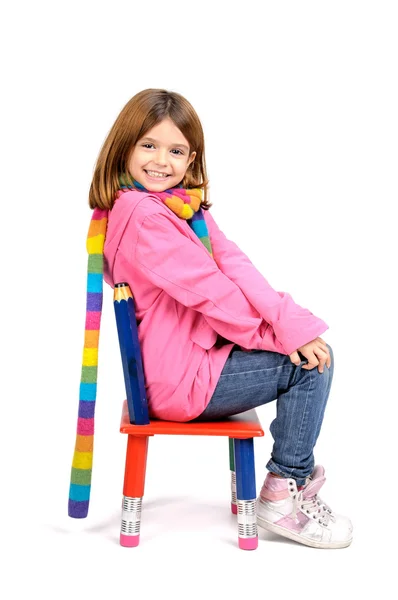 Jong meisje die zich voordeed op stoel — Stockfoto