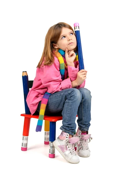 Schüler denken mit großem Bleistift — Stockfoto