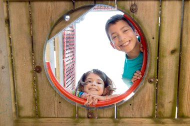 Genç çocuklar parkta