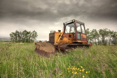 Bir çim terk edilmiş eski buldozer