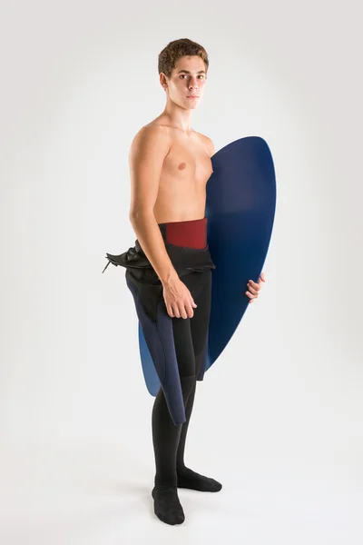 Tiener met surfboard op wit — Stockfoto