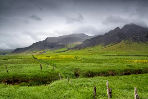 IJslandse veld met omheining en berg — Stockfoto