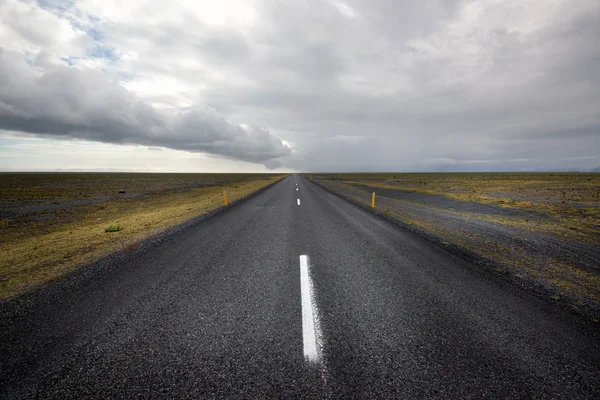 Estrada vazia com céus nublados — Fotografia de Stock