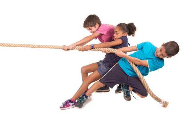 Niños tirando de cuerda — Foto de Stock