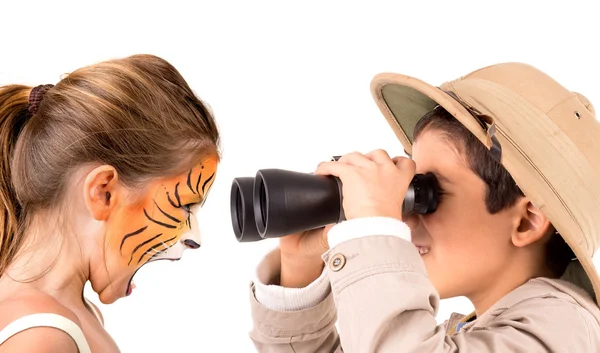 Tygrys i badacz na biały — Zdjęcie stockowe