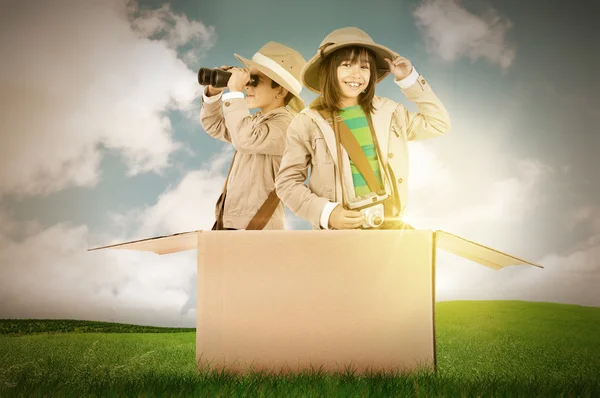 Мальчик и девочка в коробке — стоковое фото