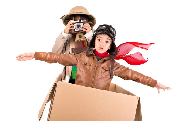 Junge und Mädchen in Schachtel auf weiß — Stockfoto