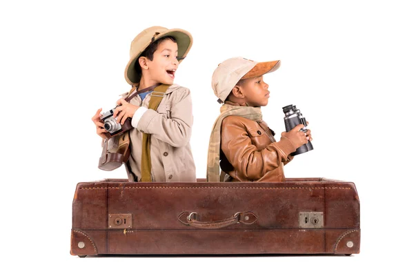 Deux enfants en valise sur blanc — Photo