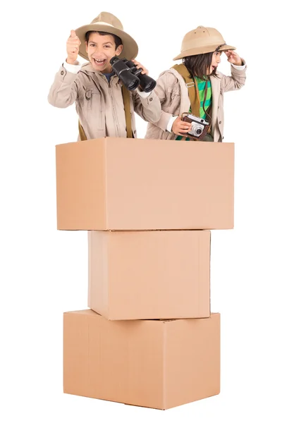 Niño y niña en caja en blanco — Foto de Stock