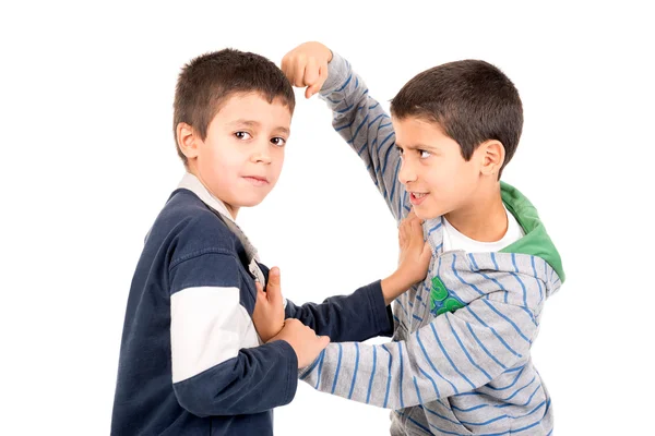 Les jeunes garçons se battent — Photo