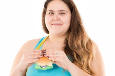 büyük kız bir hamburger yemek