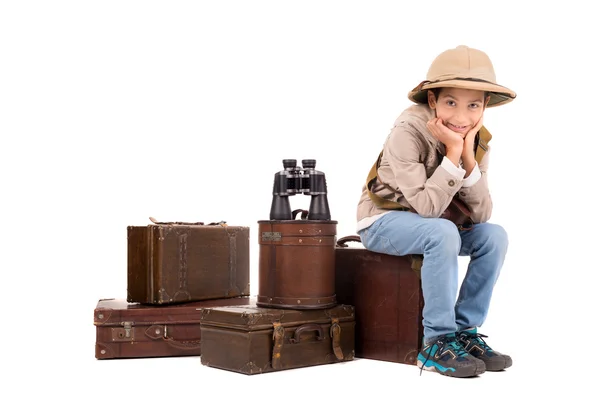 Νεαρό αγόρι με βαλίτσες παίζοντας σαφάρι — Φωτογραφία Αρχείου