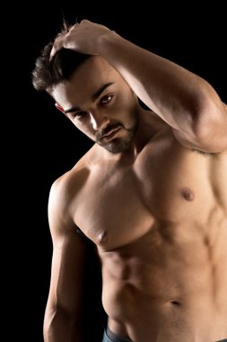 Yakışıklı genç adam.