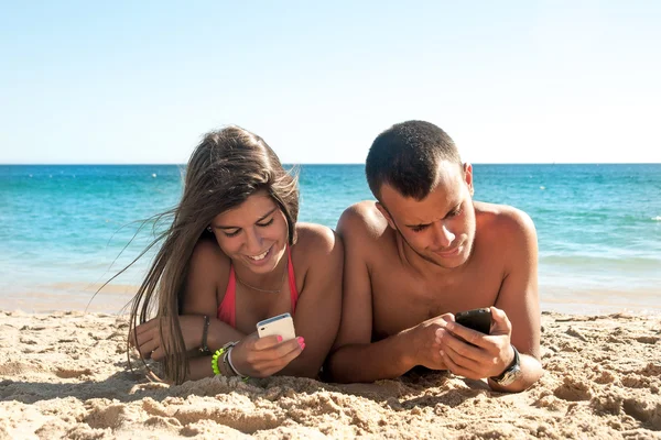 Teenager-Paar am Strand — Stockfoto