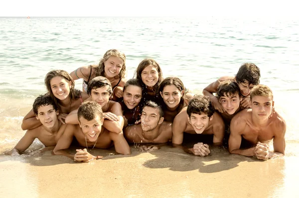 Zomer vrienden op strand — Stockfoto