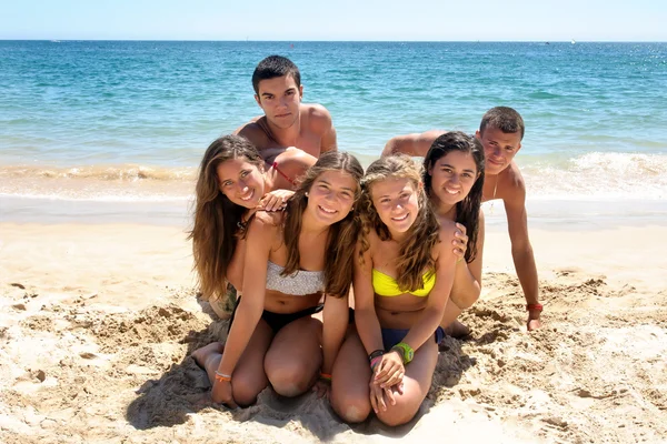 Amigos de verão na praia — Fotografia de Stock