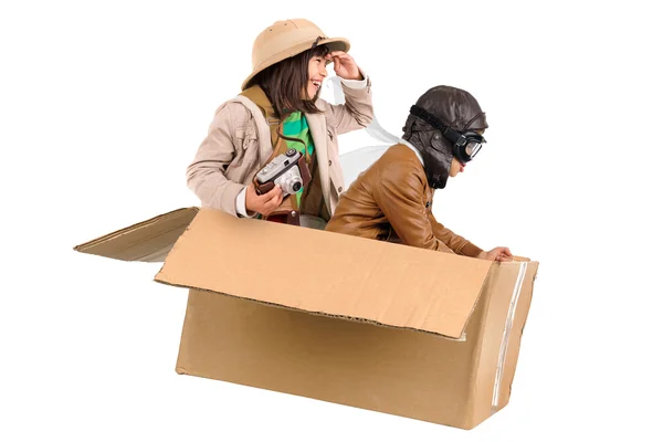 Kinderen in een kartonnen doos spelen Safari — Stockfoto