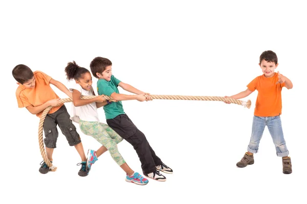 Группа детей, играющих в веревки — стоковое фото