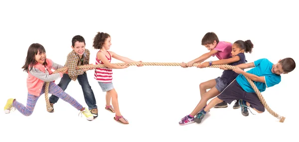 Grupp av barn som leker rep-pulling — Stockfoto