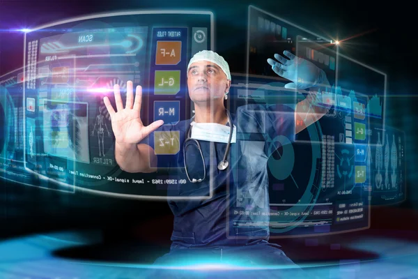 Médico en uniforme con pantallas digitales — Foto de Stock