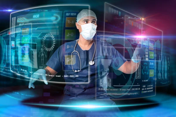 Médico en uniforme con pantallas digitales — Foto de Stock