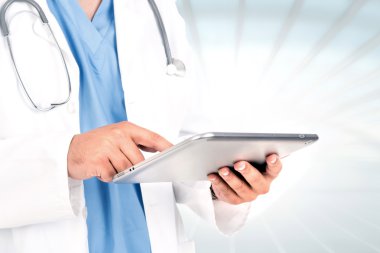 Erkek doktor tablet ile