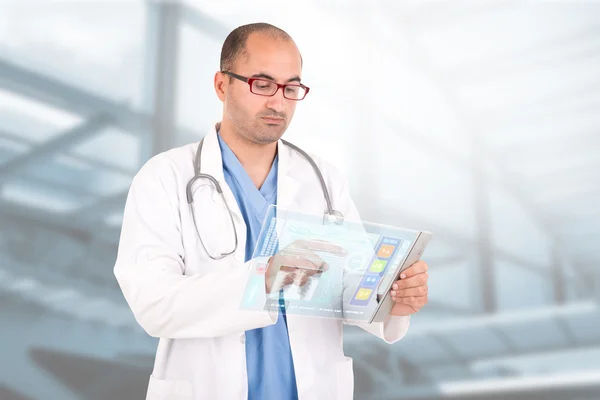 Läkare med futuristiska tablett — Stockfoto