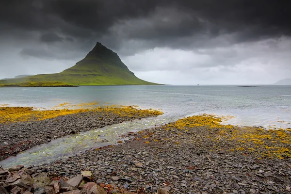 Kirkjufell 山、アイスランド — ストック写真