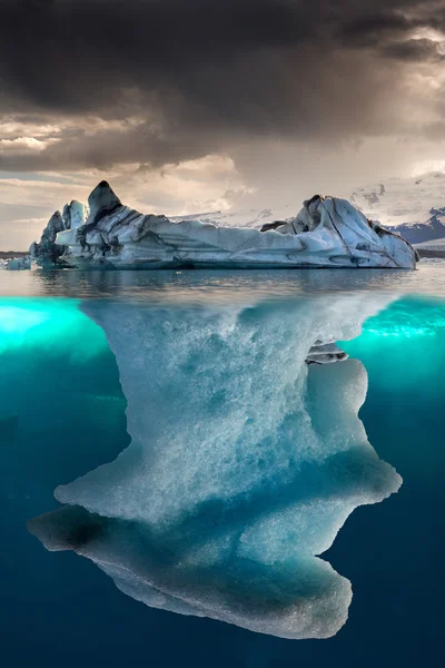 Большой айсберг в море — стоковое фото