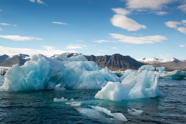 Jokulsarlon lagune met ijsbergen in IJsland — Stockfoto