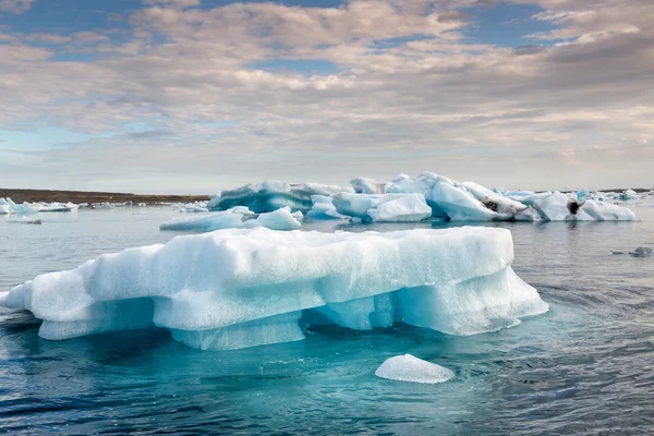 İzlanda'daki Jokulsarlon lagün icebergs ile — Stok fotoğraf