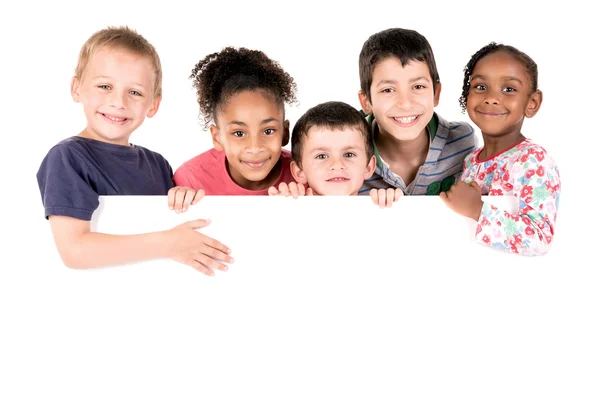Grupo de crianças com placa em branco — Fotografia de Stock
