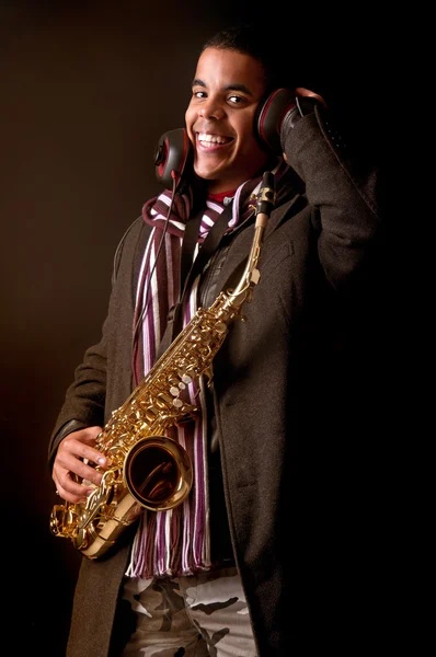 Homme jouant du saxophone — Photo