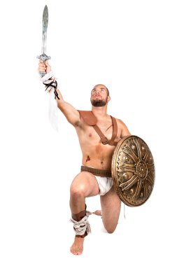 Kalkan ve kılıç ile poz gladyatör