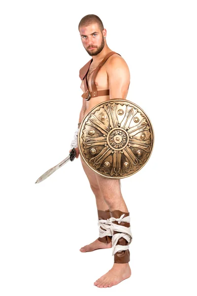 Gladiator poserar med sköld och svärd — Stockfoto