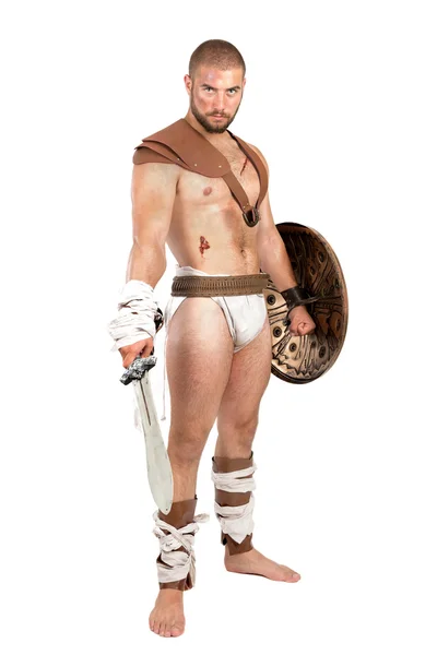 Gladiator poserar med sköld och svärd — Stockfoto