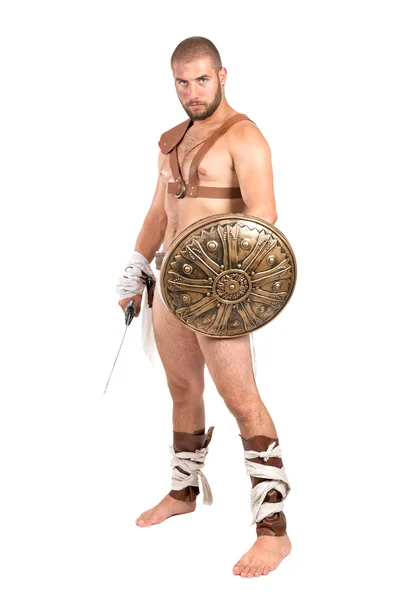 Gladiator poserar med sköld och svärd — Stockfoto