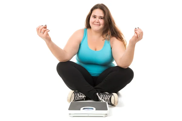 Chica gorda meditando a escala — Foto de Stock