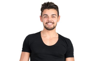 Genç adam gülümsüyor