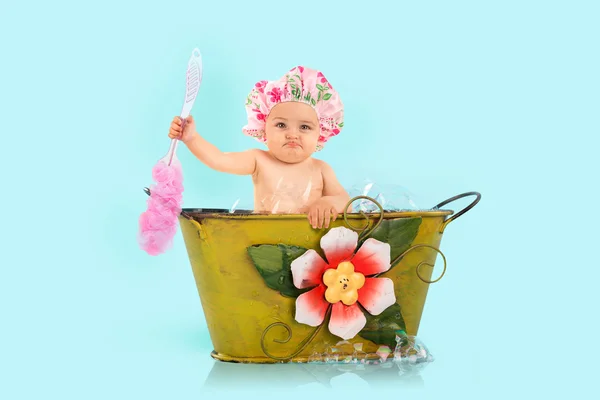 Bambina bagnarsi — Foto Stock