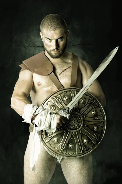 Gladiator posiert mit Waffe — Stockfoto