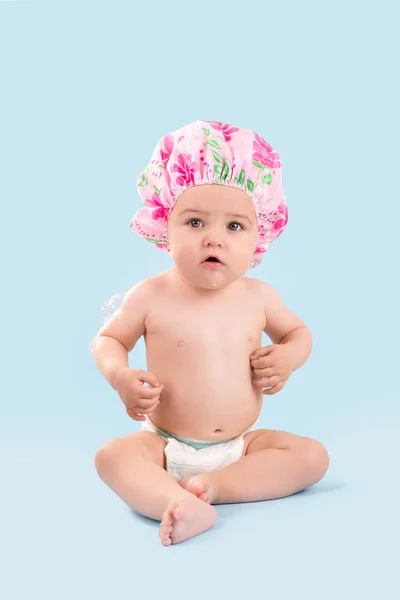 Bebê menina no chuveiro cap — Fotografia de Stock