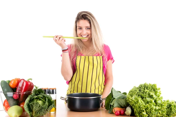 Vrouw koken in keuken — Stockfoto