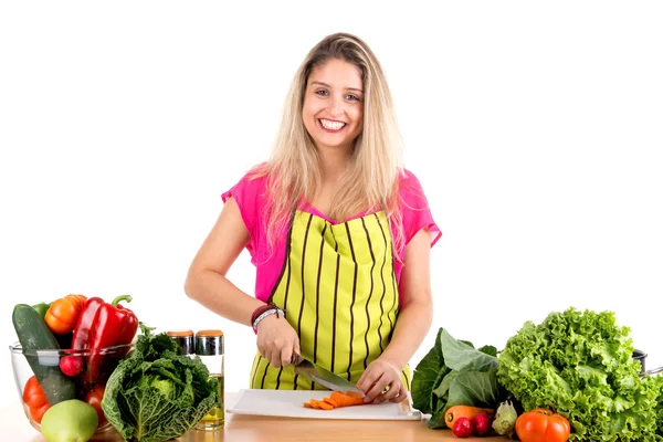 Mujer cocinando en la cocina — Foto de Stock