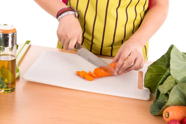 Mujer cocinando en la cocina — Foto de Stock