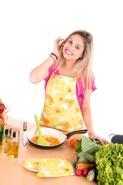 Mujer cocinando en la cocina — Foto de Stock