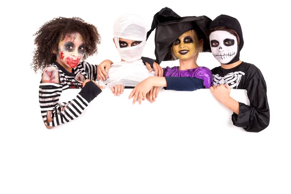 Kinderen in Halloween kostuums — Stockfoto