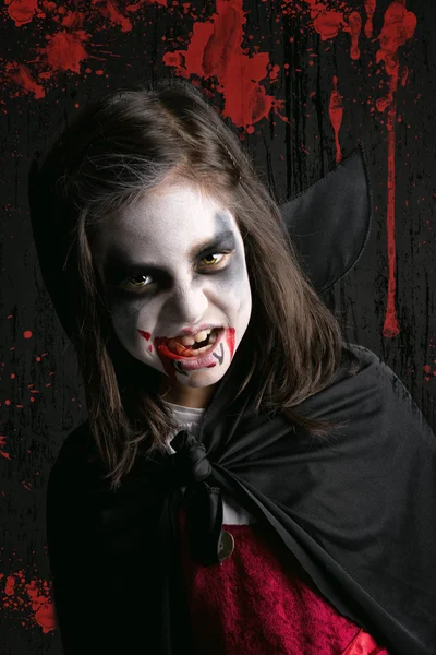 Mädchen im Halloween-Vampirkostüm — Stockfoto