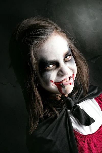 Chica en disfraz de vampiro de Halloween — Foto de Stock