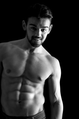 Yakışıklı genç adam.